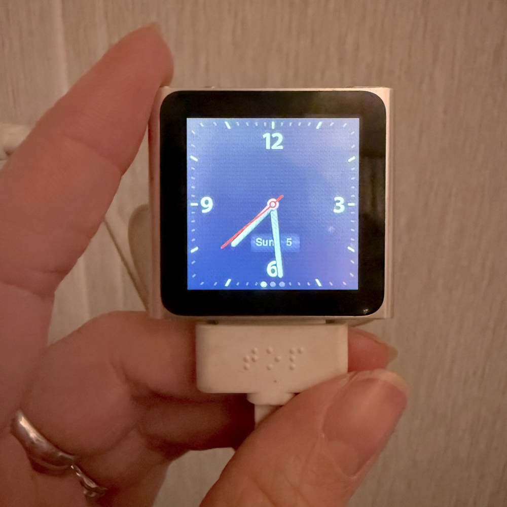 Apple iPod Nano 6th Gen A1366 8GB MC525LL | AP463